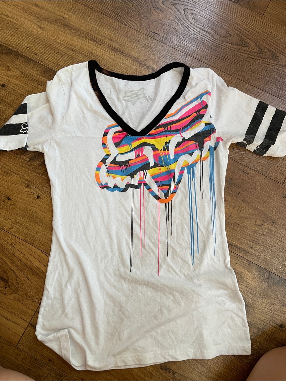 Fox White V-Neck Tee with Multicolor Drip Fox Head - Picture 1 of 3